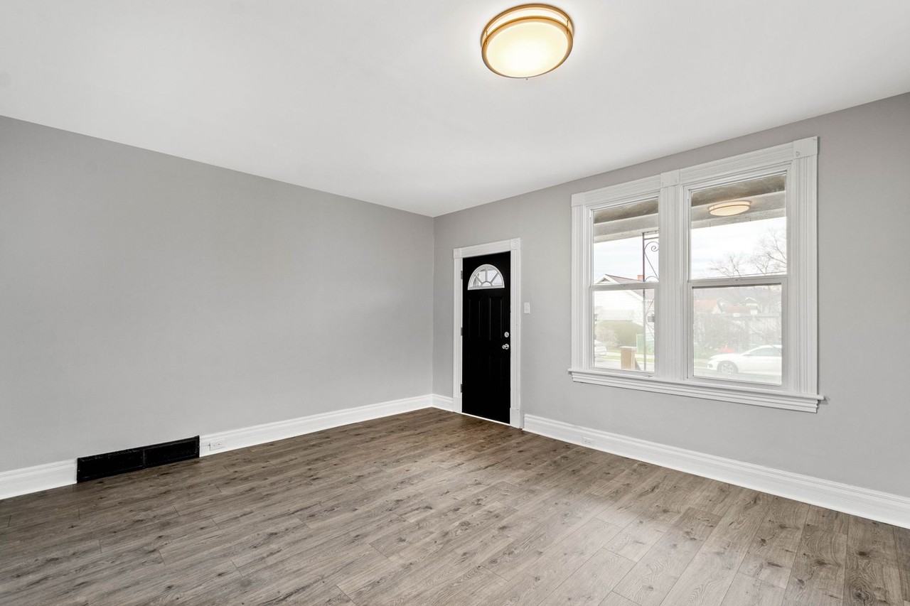 105 Broadway St - Photo 7 of 34