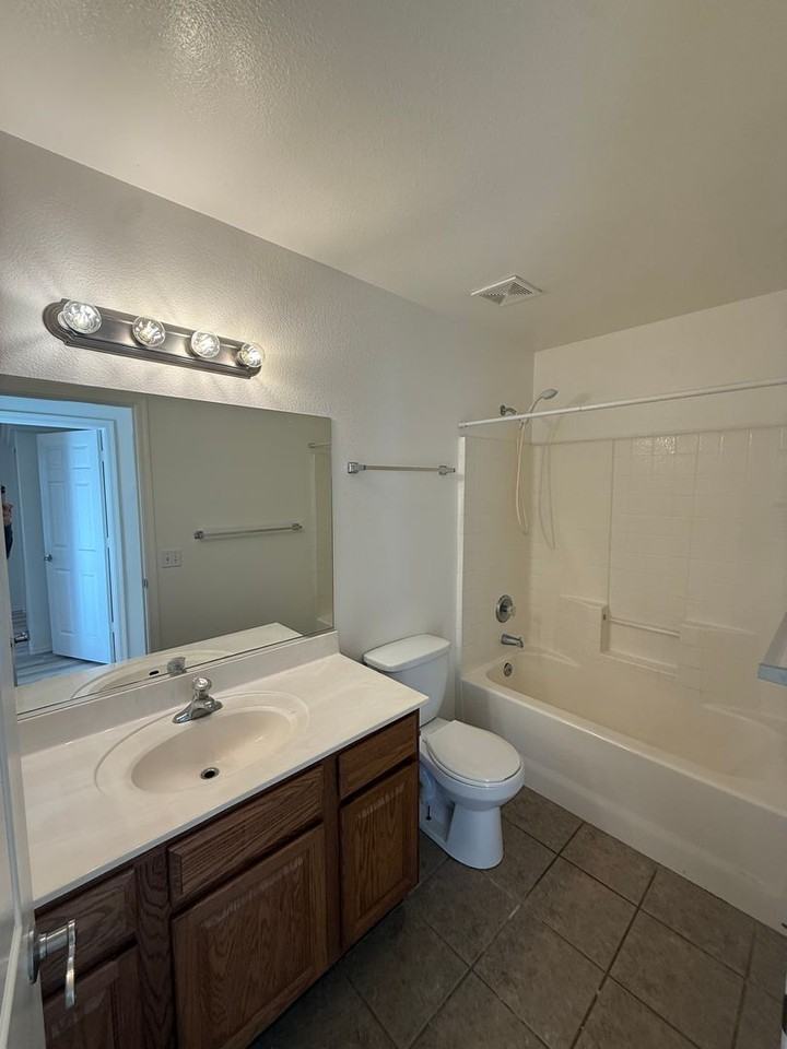 2748 Southern Ave - Photo 6 of 9