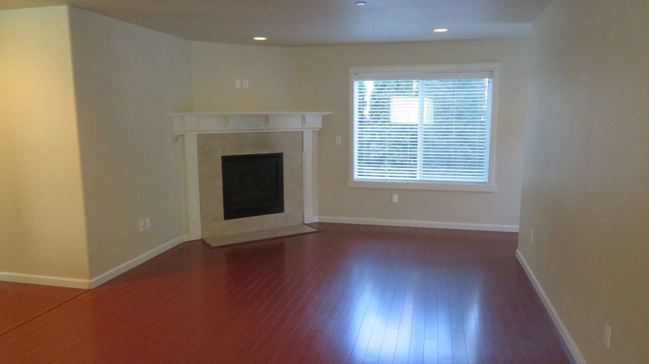 1204 Burnside Pl - Photo 4 of 10