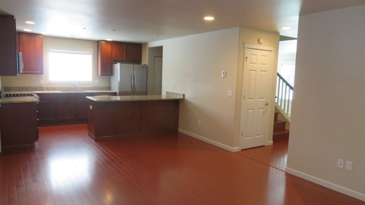 1204 Burnside Pl - Photo 5 of 10