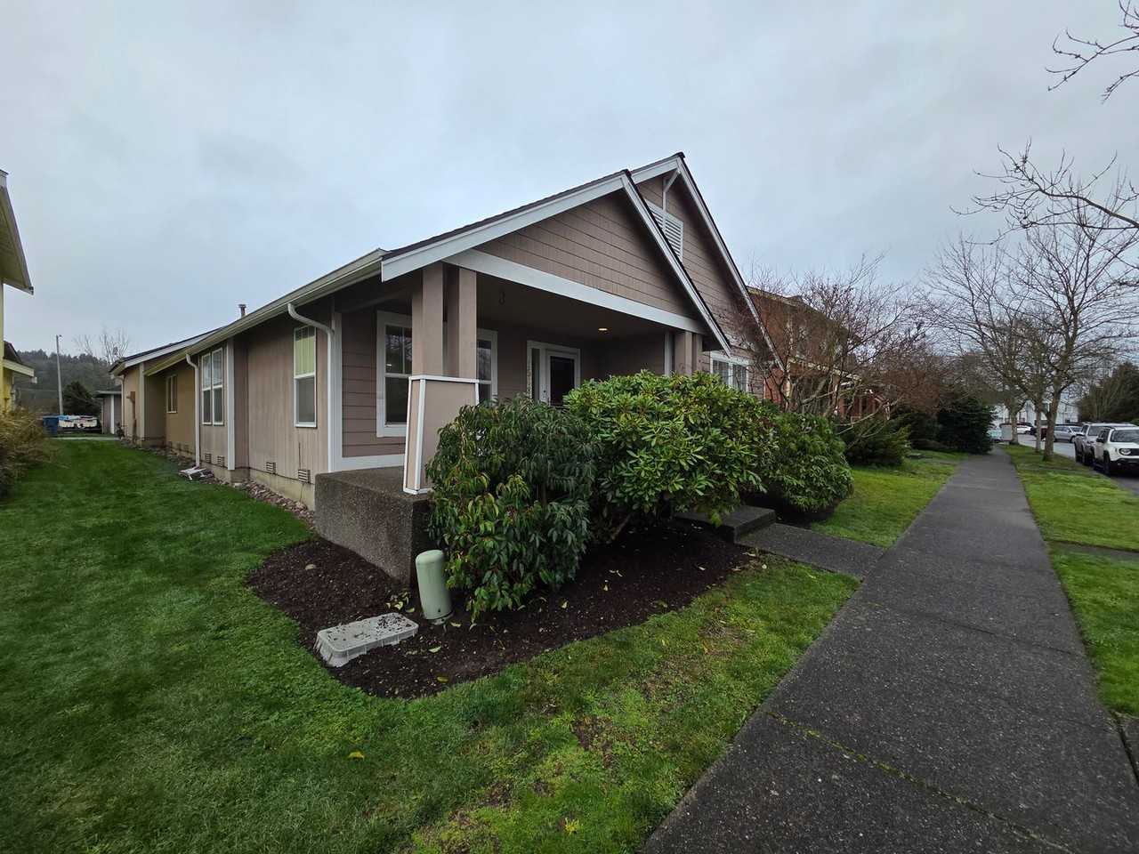 15686 Lakeview Ave Se - Photo 2 of 43