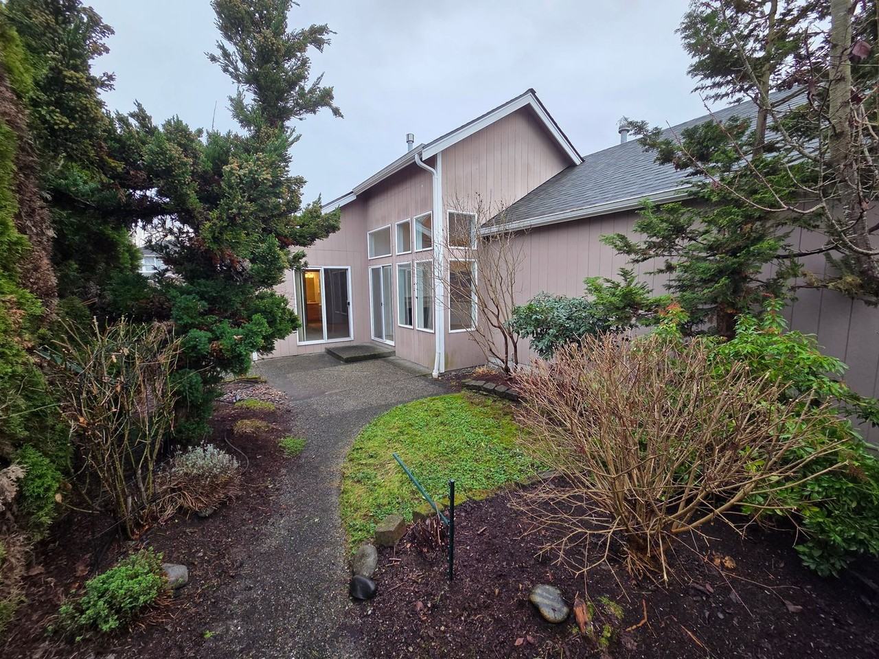 15686 Lakeview Ave Se - Photo 3 of 43