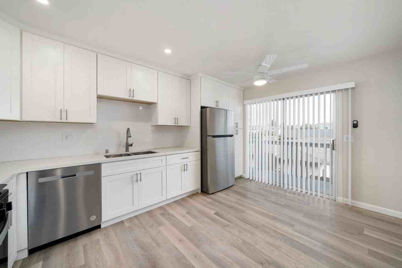 450 Manhattan Ave - Photo 7 of 33