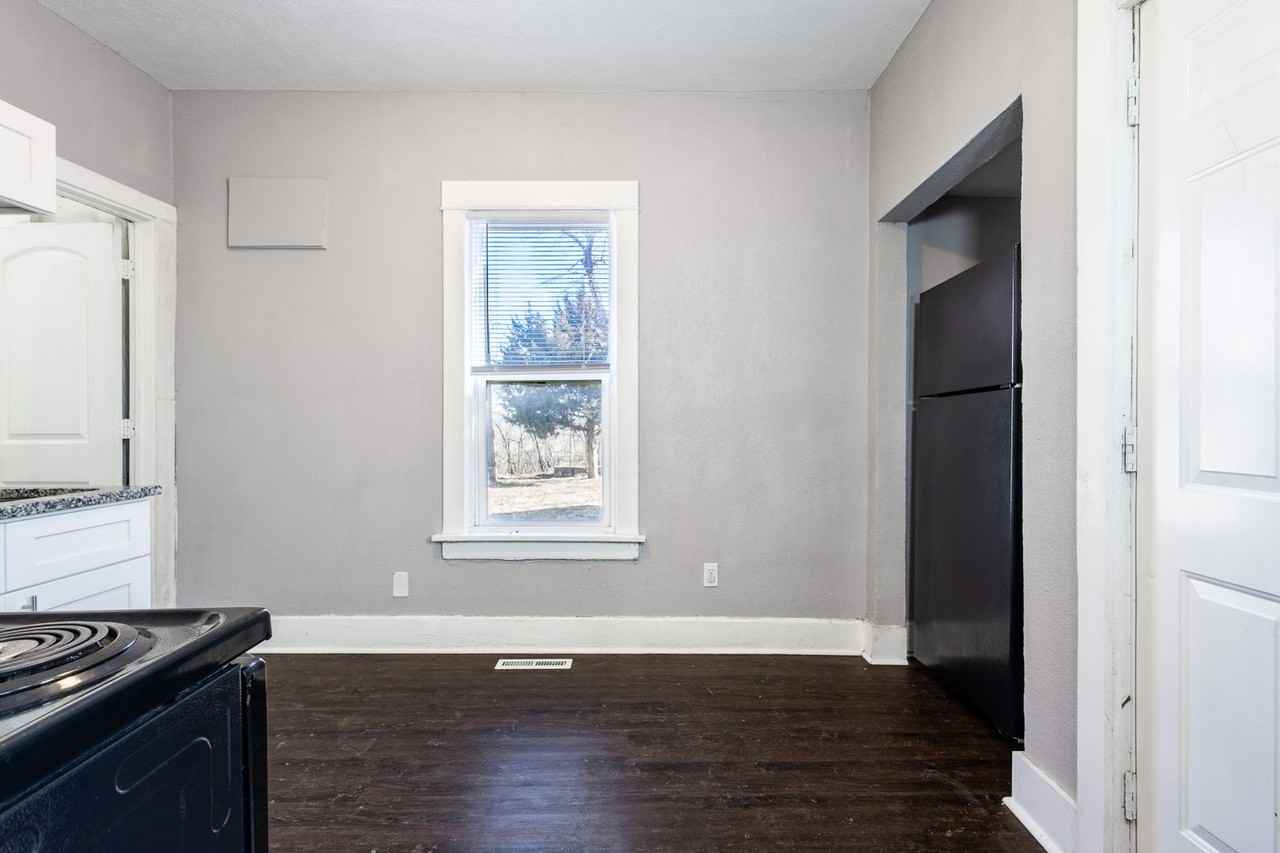 4411 Commercial Ave - Photo 6 of 15