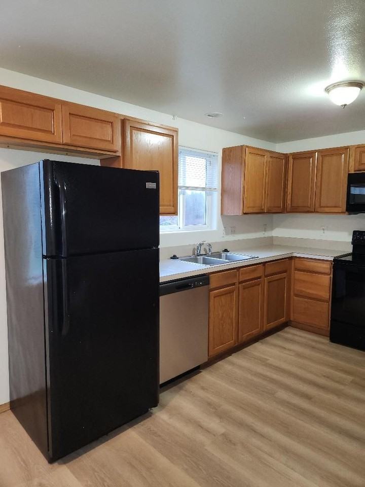 4218 Long St - Photo 7 of 32