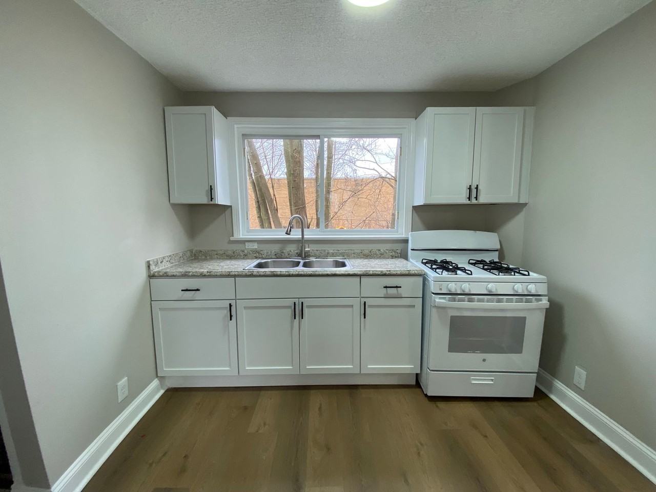 405 Stanton Ave - Photo 5 of 12