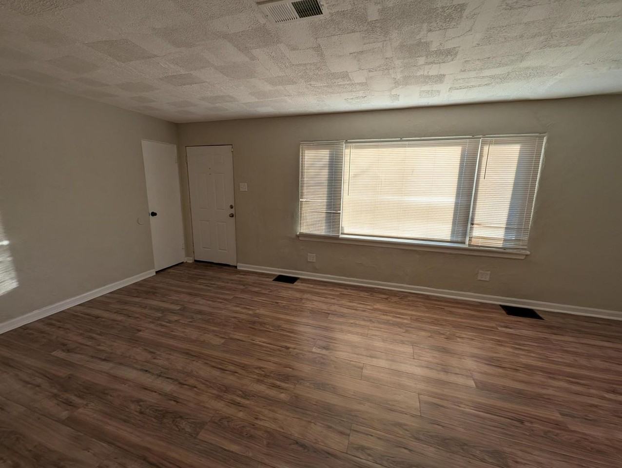 8557 Frost Ave - Photo 4 of 15