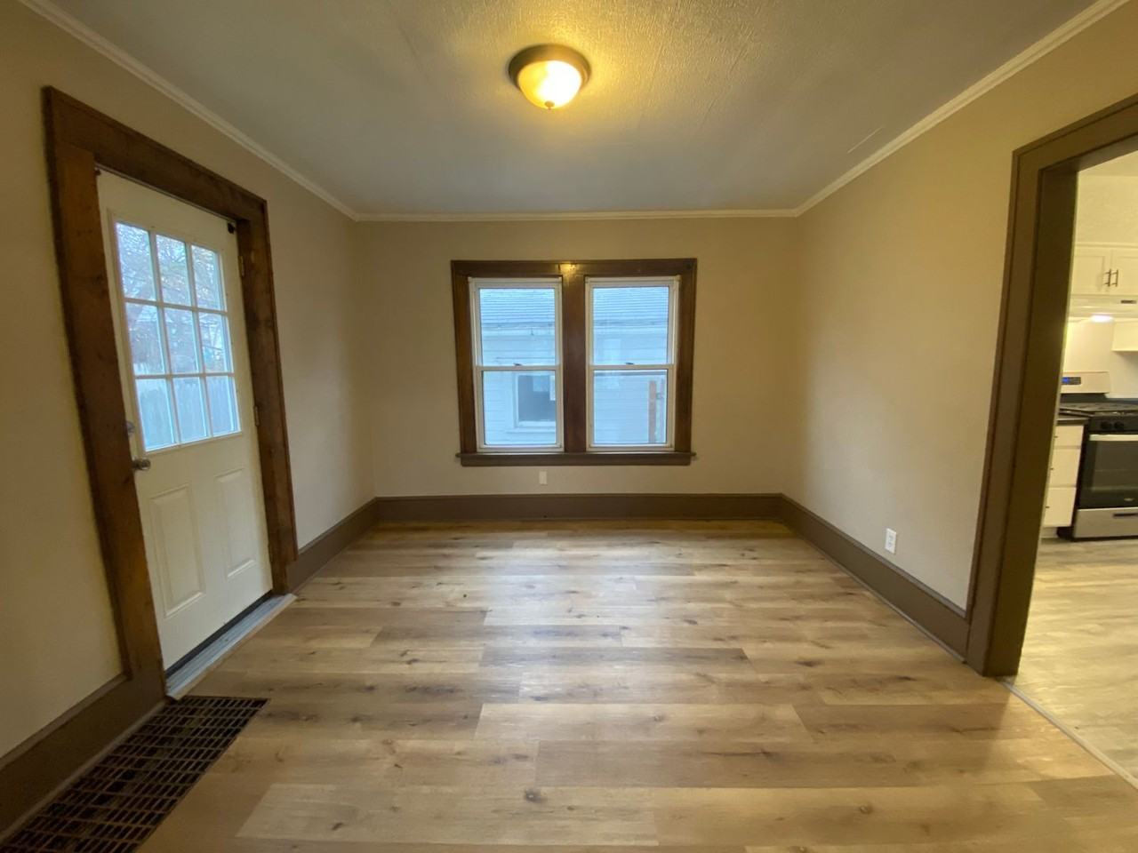 183 Colony Cres - Photo 3 of 12