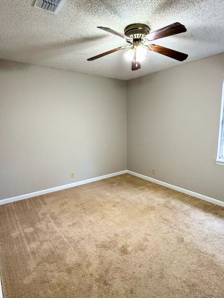 1200 Sussex Pl - Photo 5 of 9