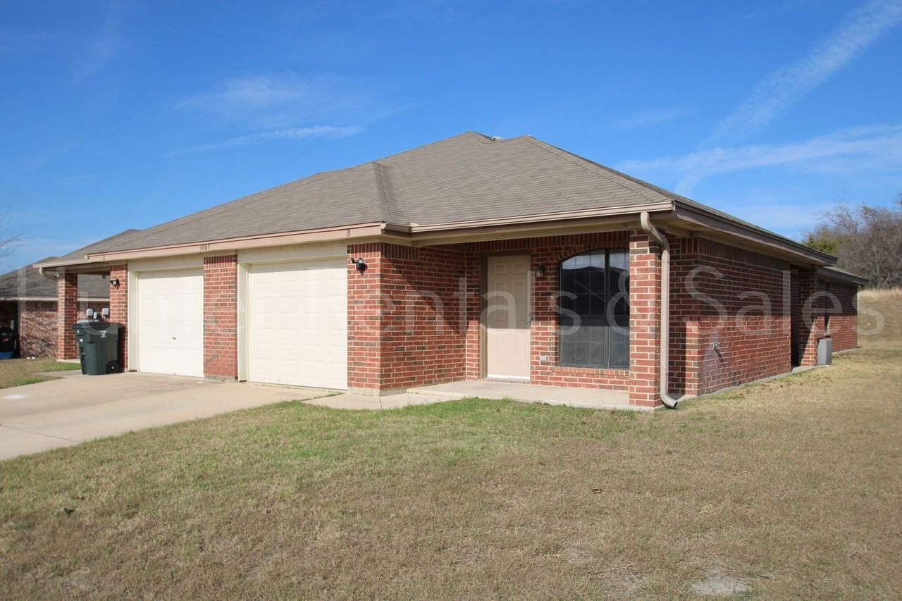 3007 Dannen Ct Unit B - Photo 2 of 24