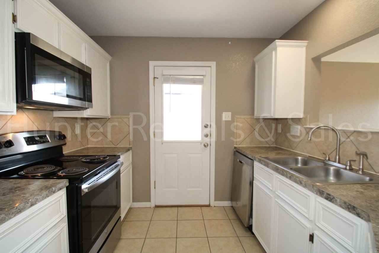 3007 Dannen Ct Unit B - Photo 7 of 24