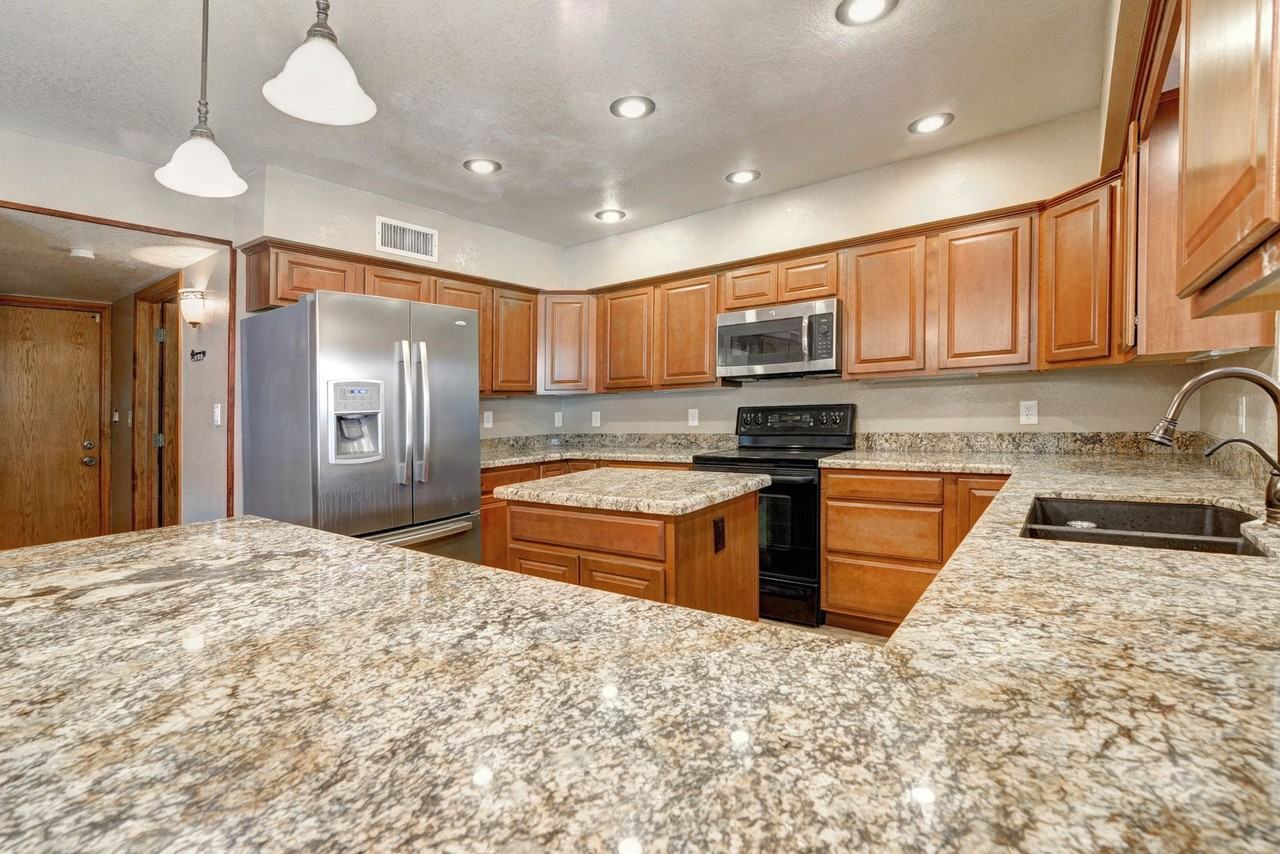 1250 W 12th Pl - Photo 7 of 46