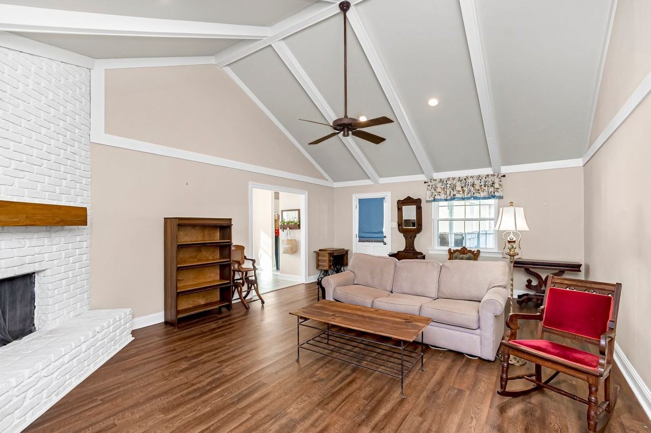 10859 Cal Rd - Photo 3 of 11