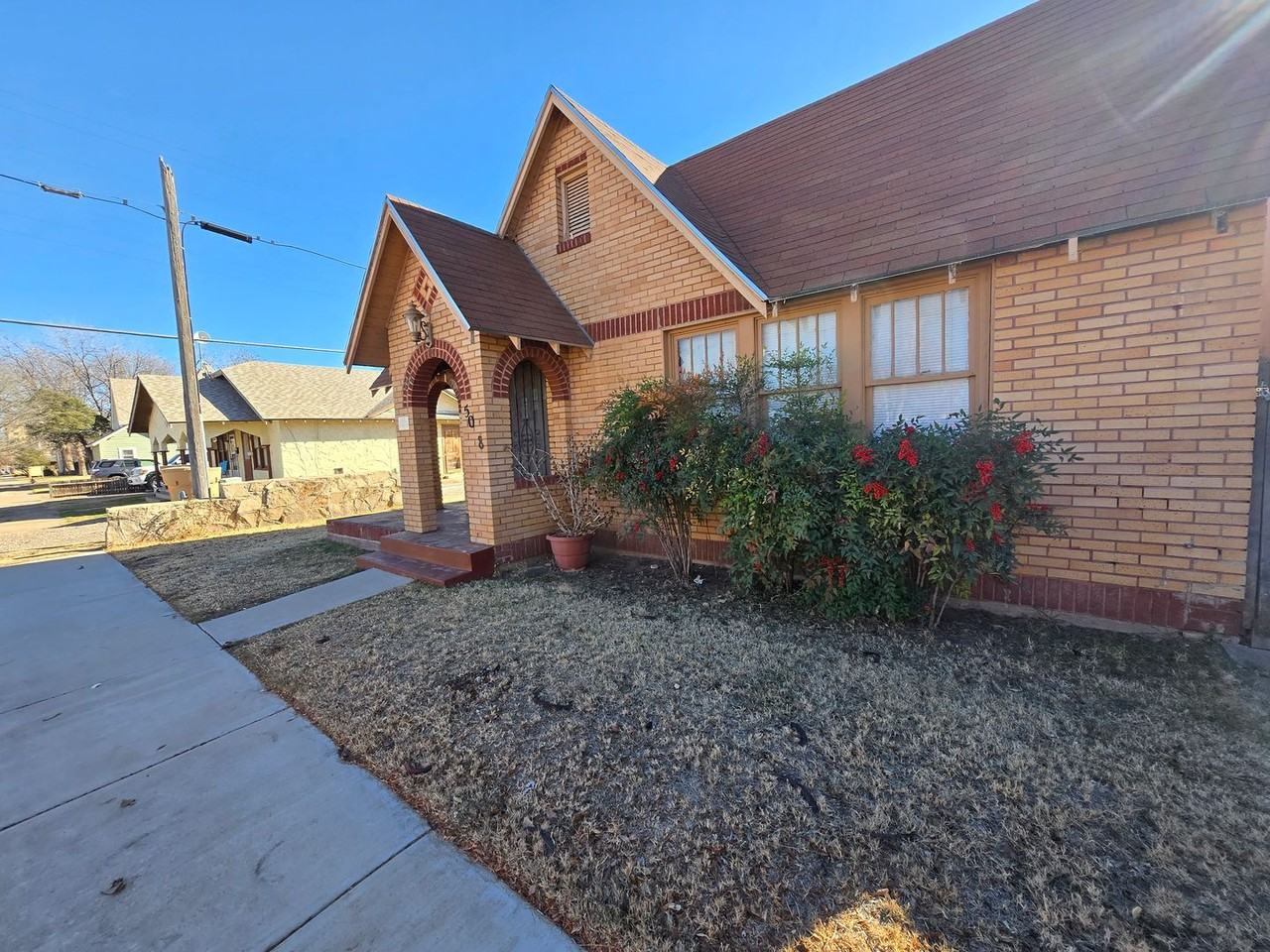 508 W 1st St - Photo 2 of 16