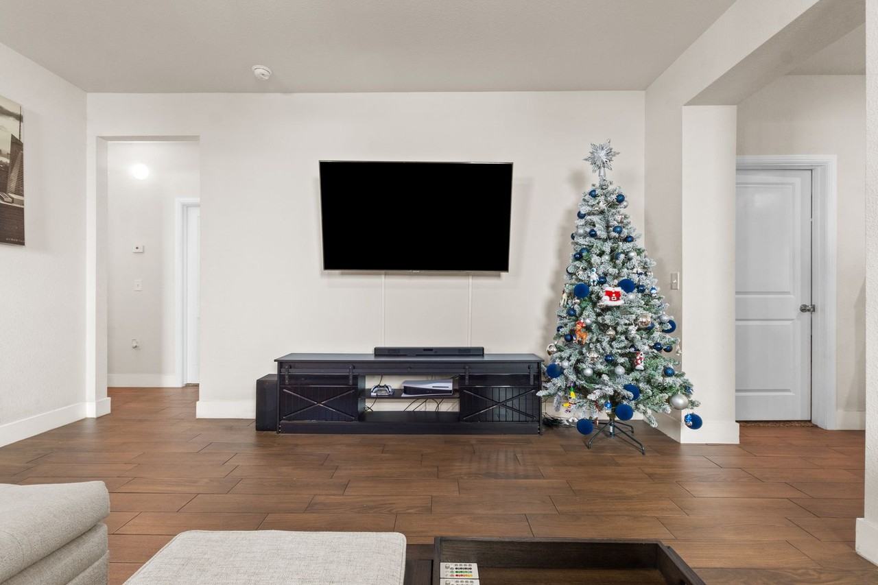 2303 Starks Ave - Photo 2 of 18