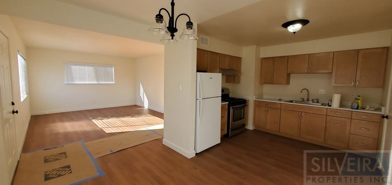 303 W Taft St - Photo 4 of 32