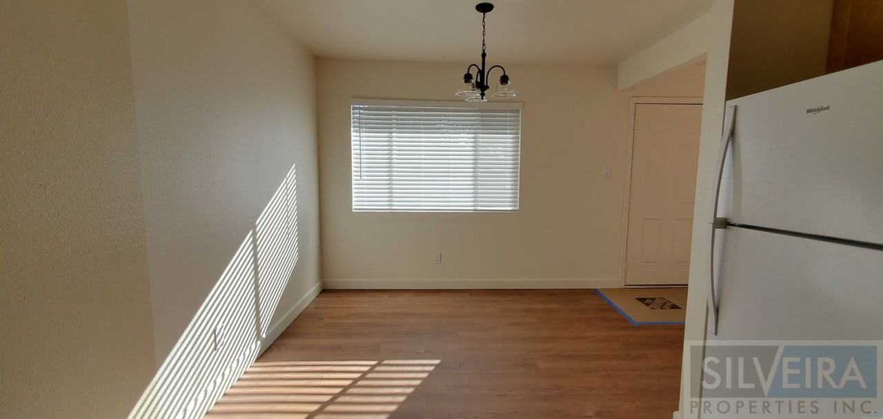 303 W Taft St - Photo 7 of 32