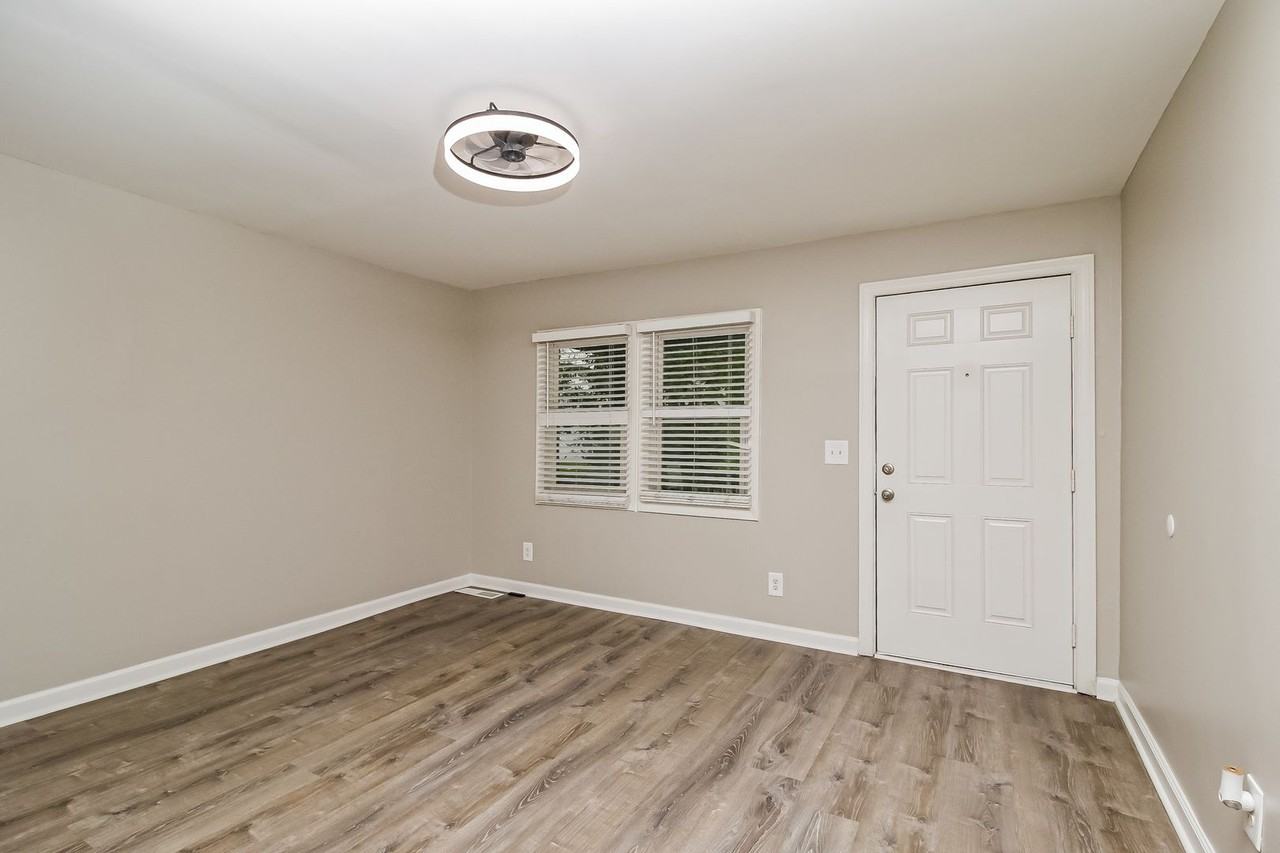 1097 Smith St Sw - Photo 3 of 11