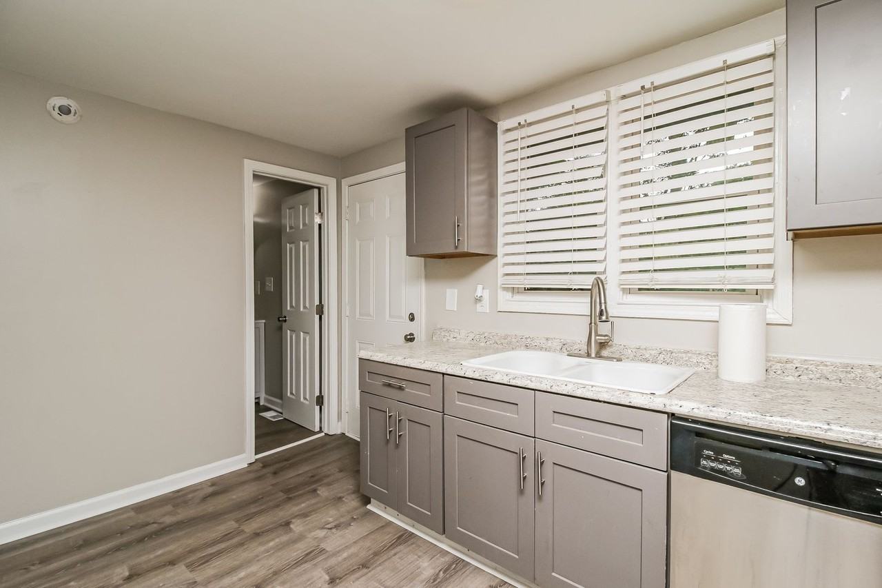 1097 Smith St Sw - Photo 4 of 11