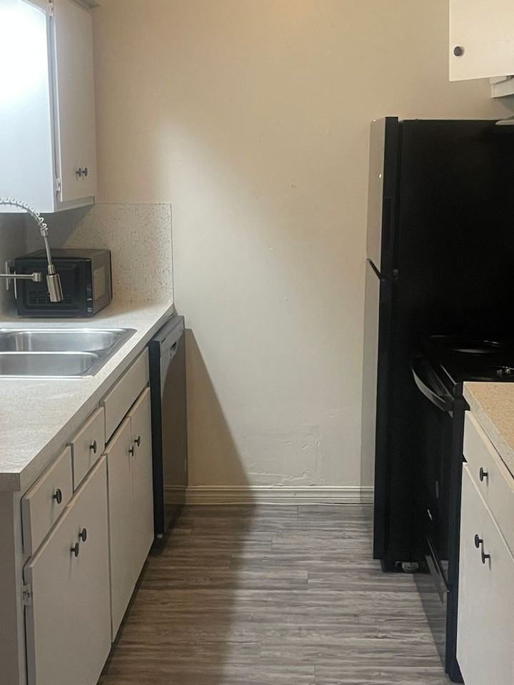 5126 S Delaware Pl #B - Photo 2 of 7