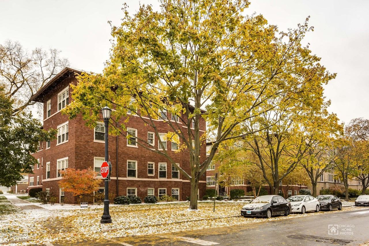 Hinman Court Condos - Photo 2 of 9