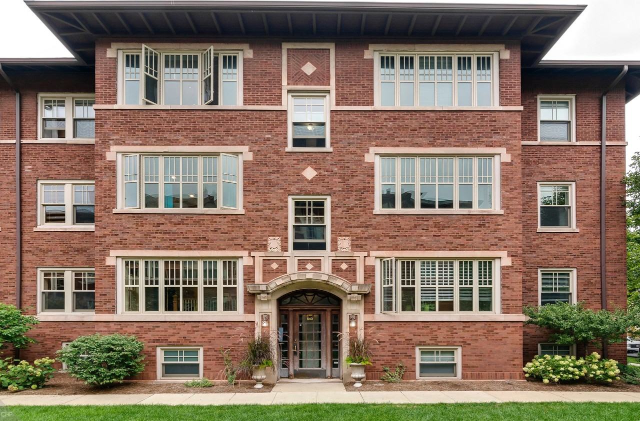 Hinman Court Condos - Photo 7 of 9