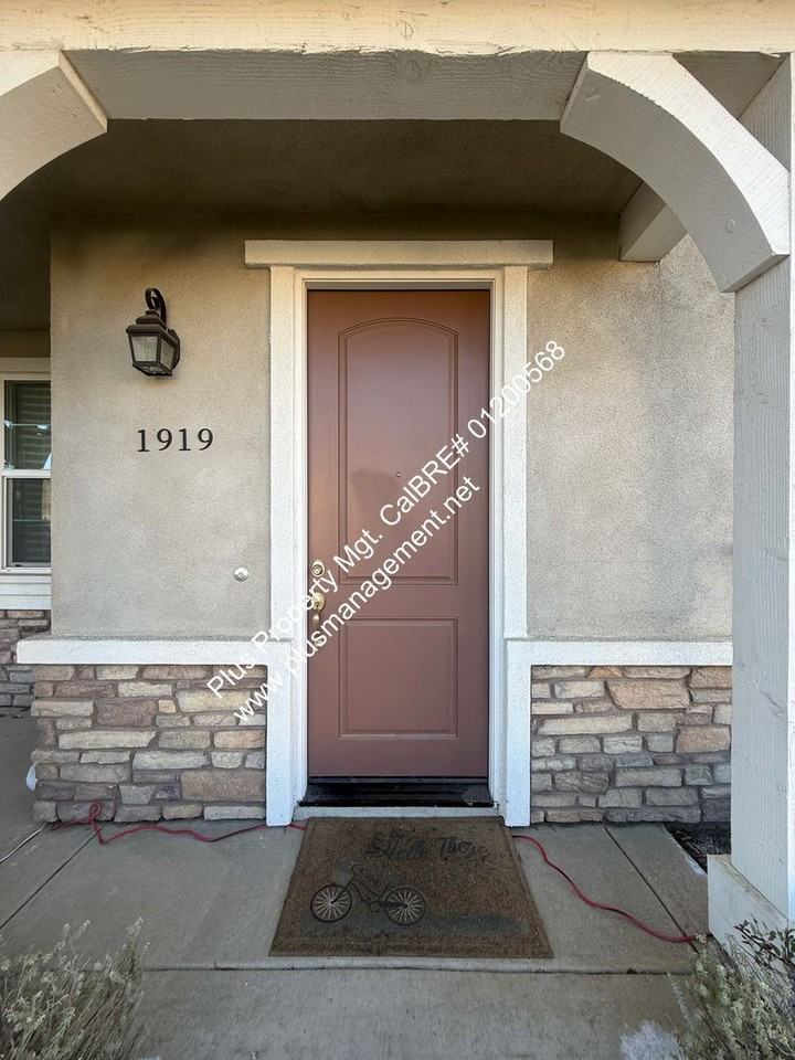 1919 Sterling Pl - Photo 2 of 41