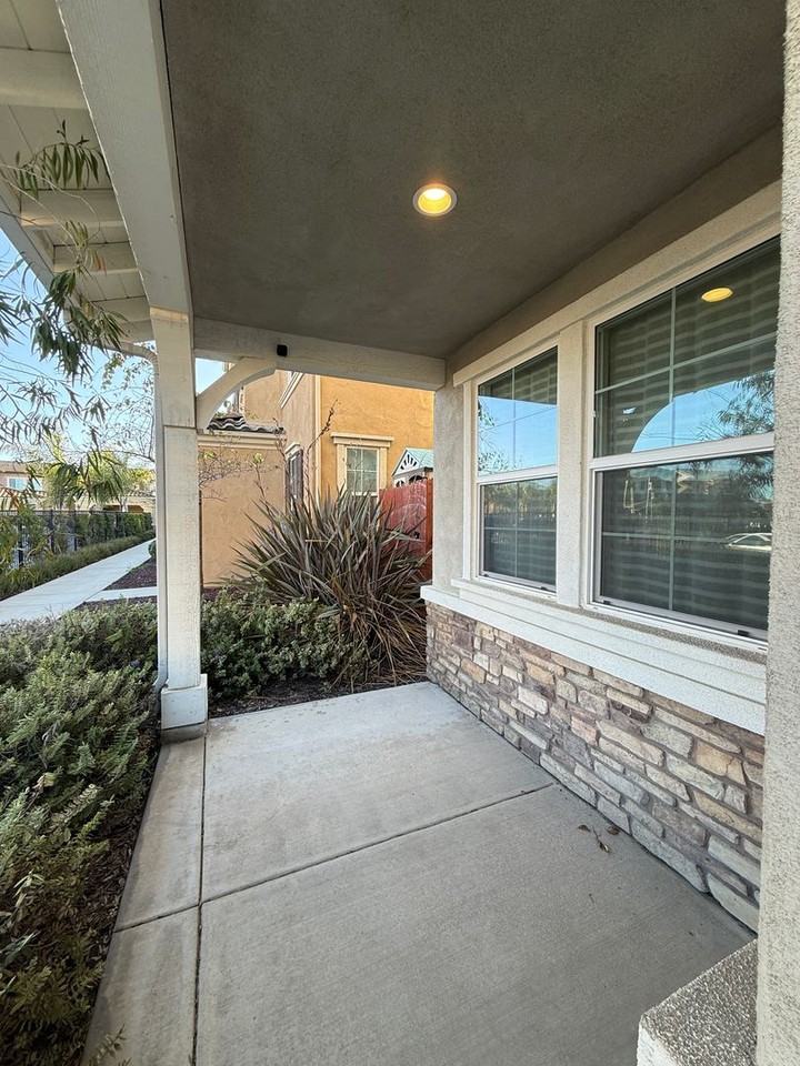 1919 Sterling Pl - Photo 3 of 41