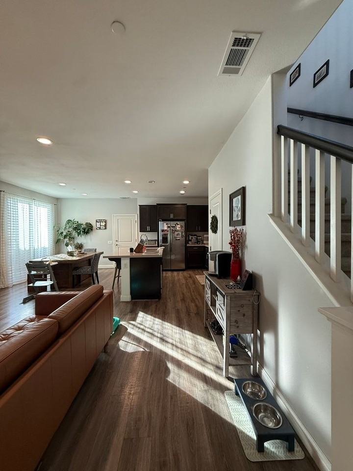 1919 Sterling Pl - Photo 4 of 41