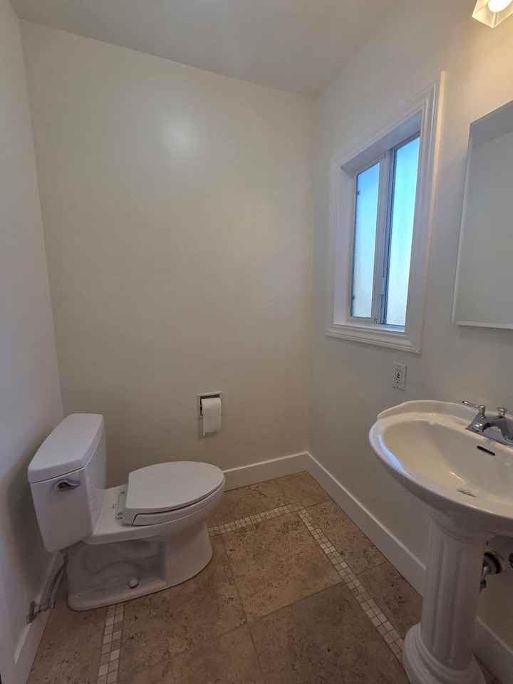 985 Phillips Ave - Photo 4 of 41