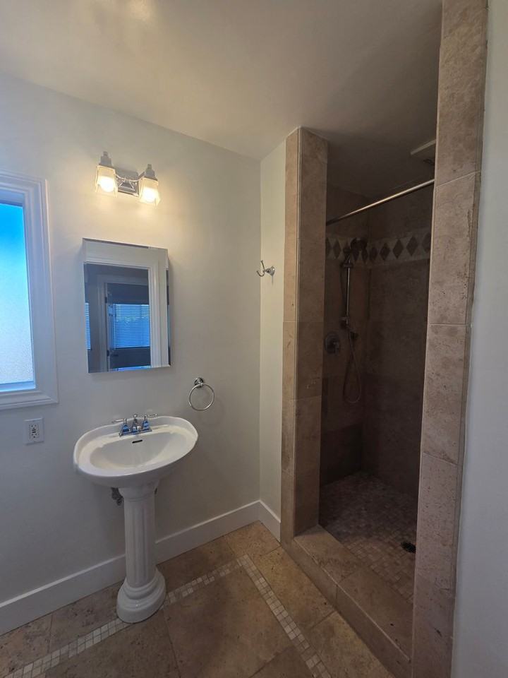 985 Phillips Ave - Photo 5 of 41