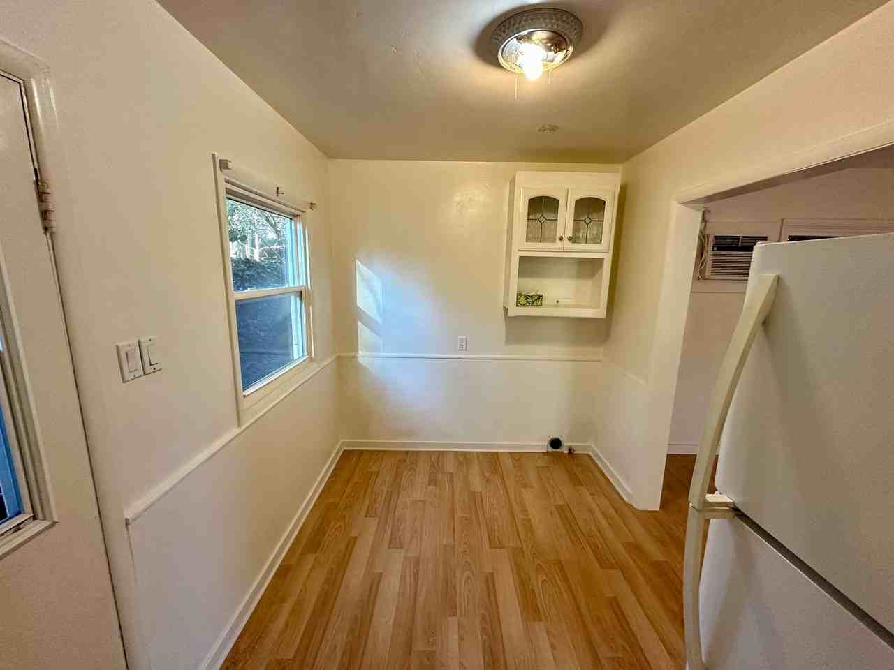 656 Brighton St - Photo 4 of 12