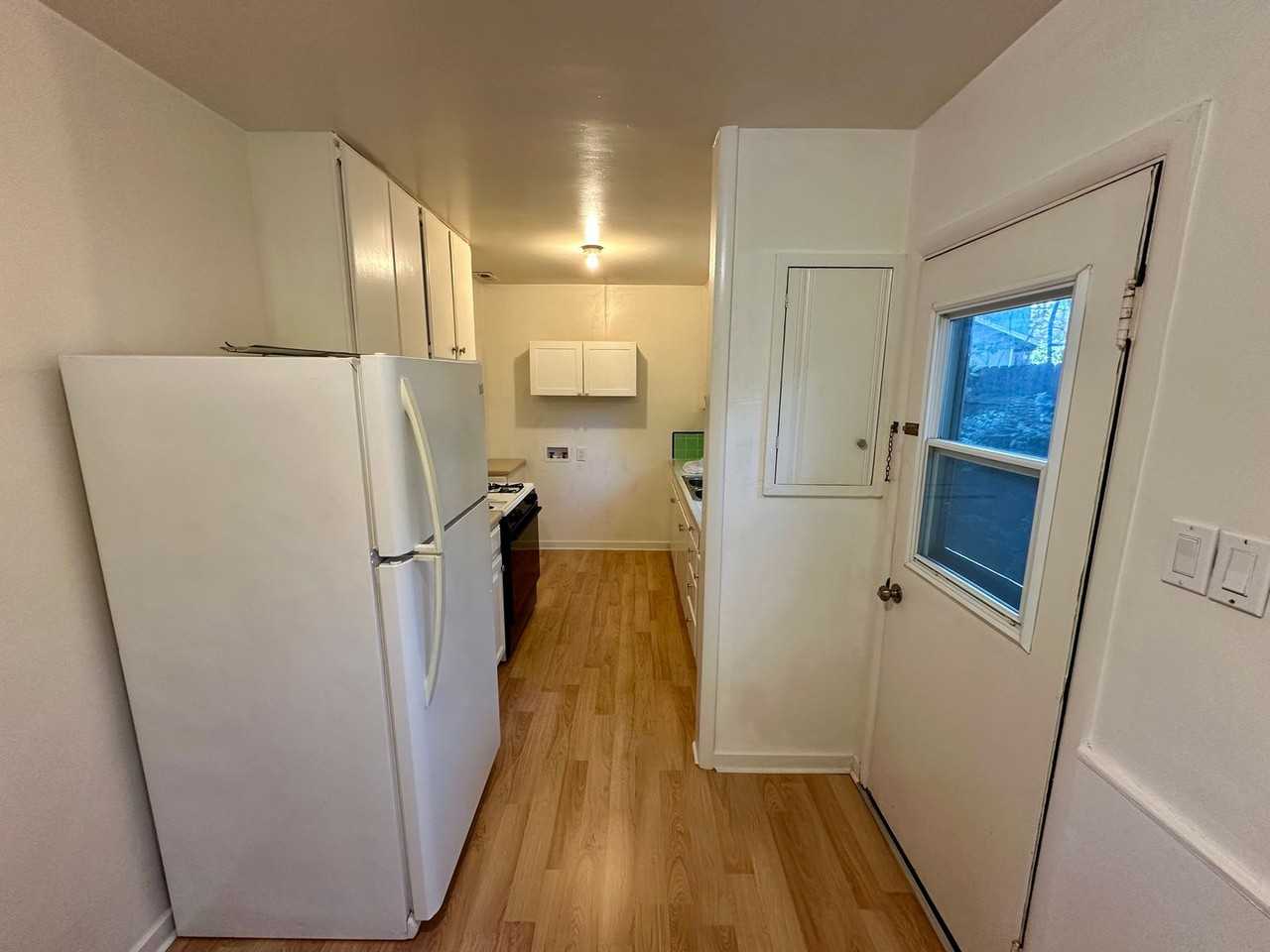 656 Brighton St - Photo 5 of 12