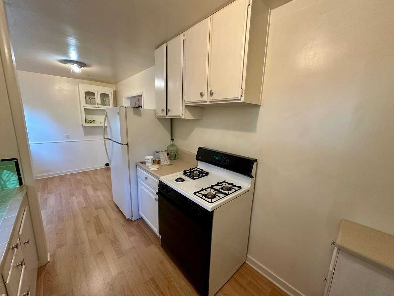 656 Brighton St - Photo 6 of 12