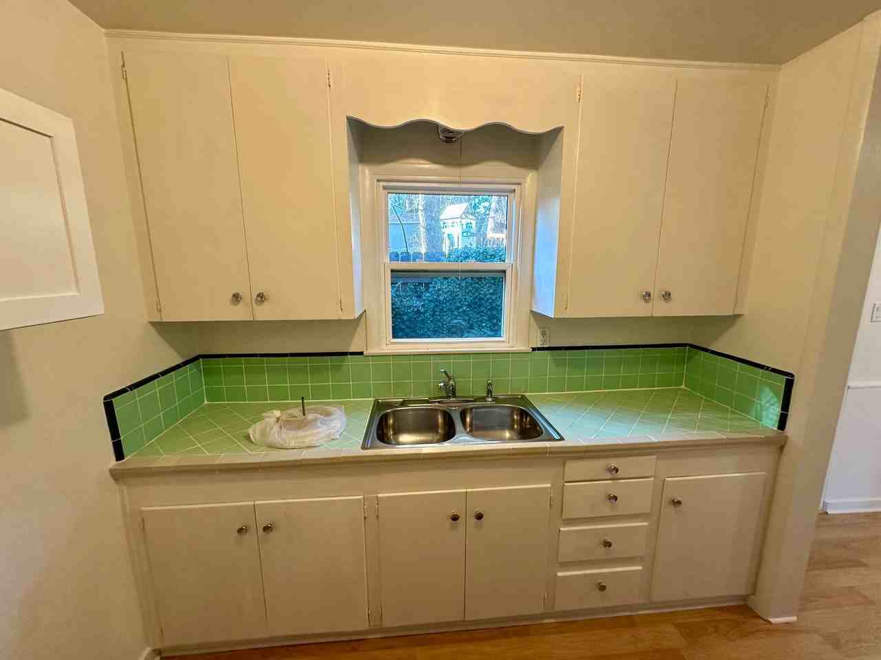 656 Brighton St - Photo 7 of 12