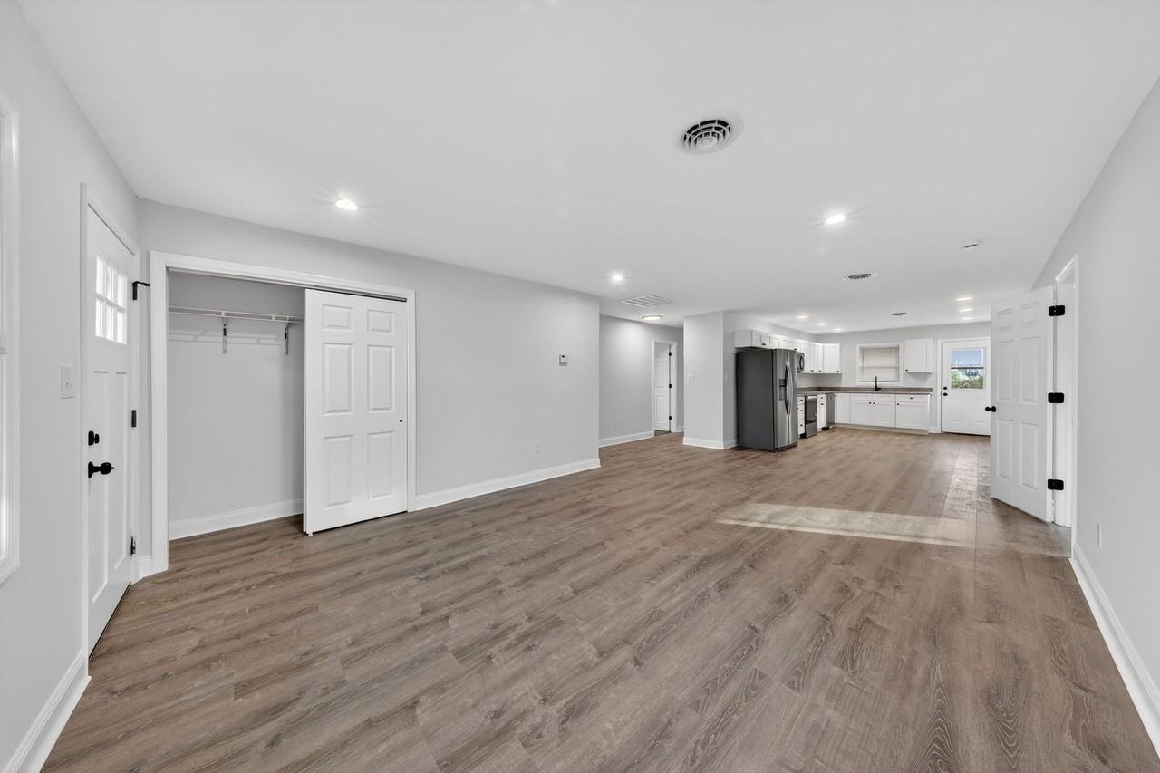 40 Montrose Dr - Photo 4 of 16