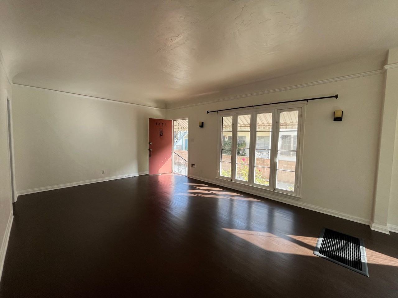 1861 Kelton Ave - Photo 4 of 10