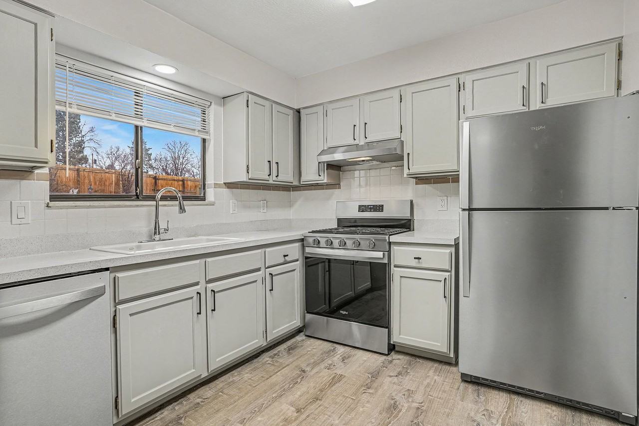 6483 Newcombe Ct - Photo 2 of 21