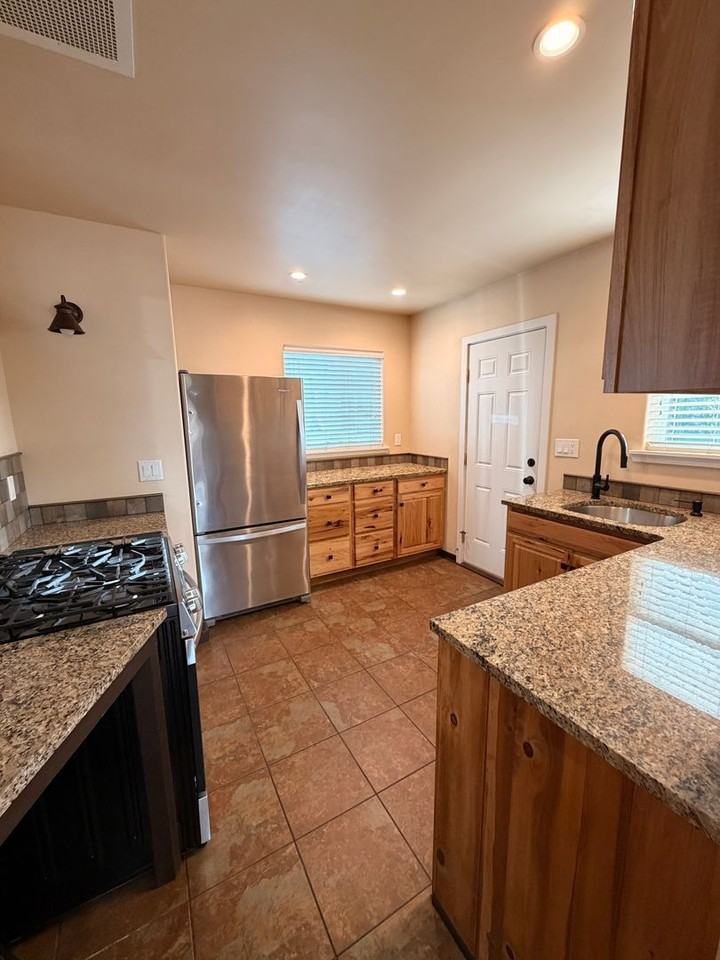 653 Pleasant Ave - Photo 3 of 26