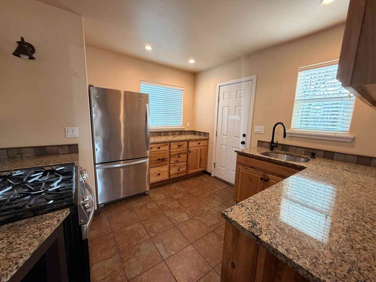 653 Pleasant Ave - Photo 4 of 26