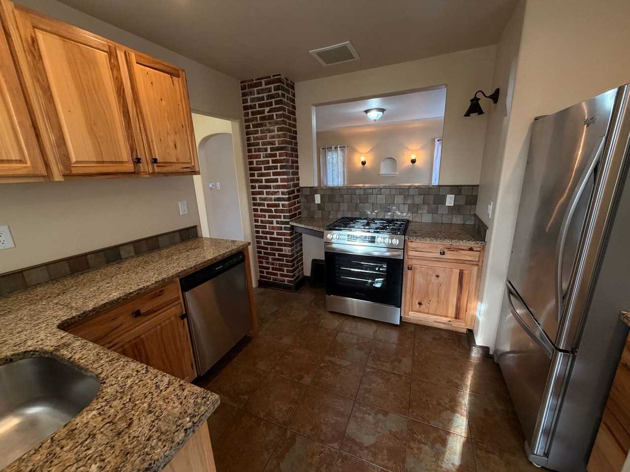 653 Pleasant Ave - Photo 5 of 26