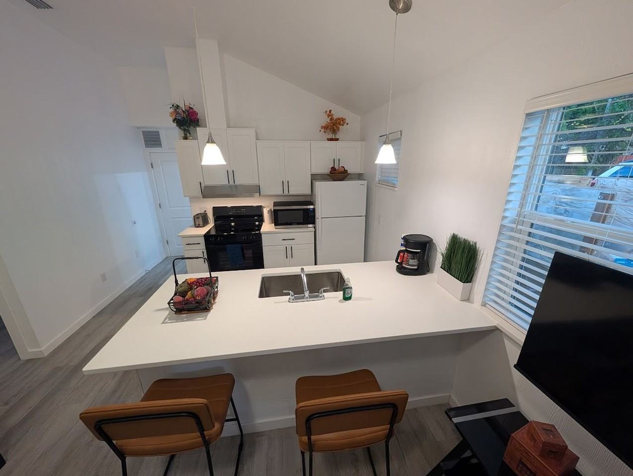 1124 Cocoanut Ave ##Adu - Photo 3 of 21