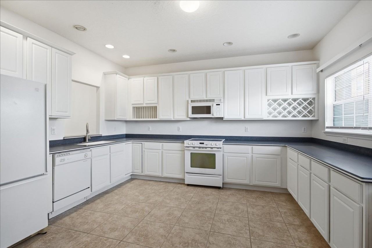 17239 Chateau Pine Way - Photo 4 of 12