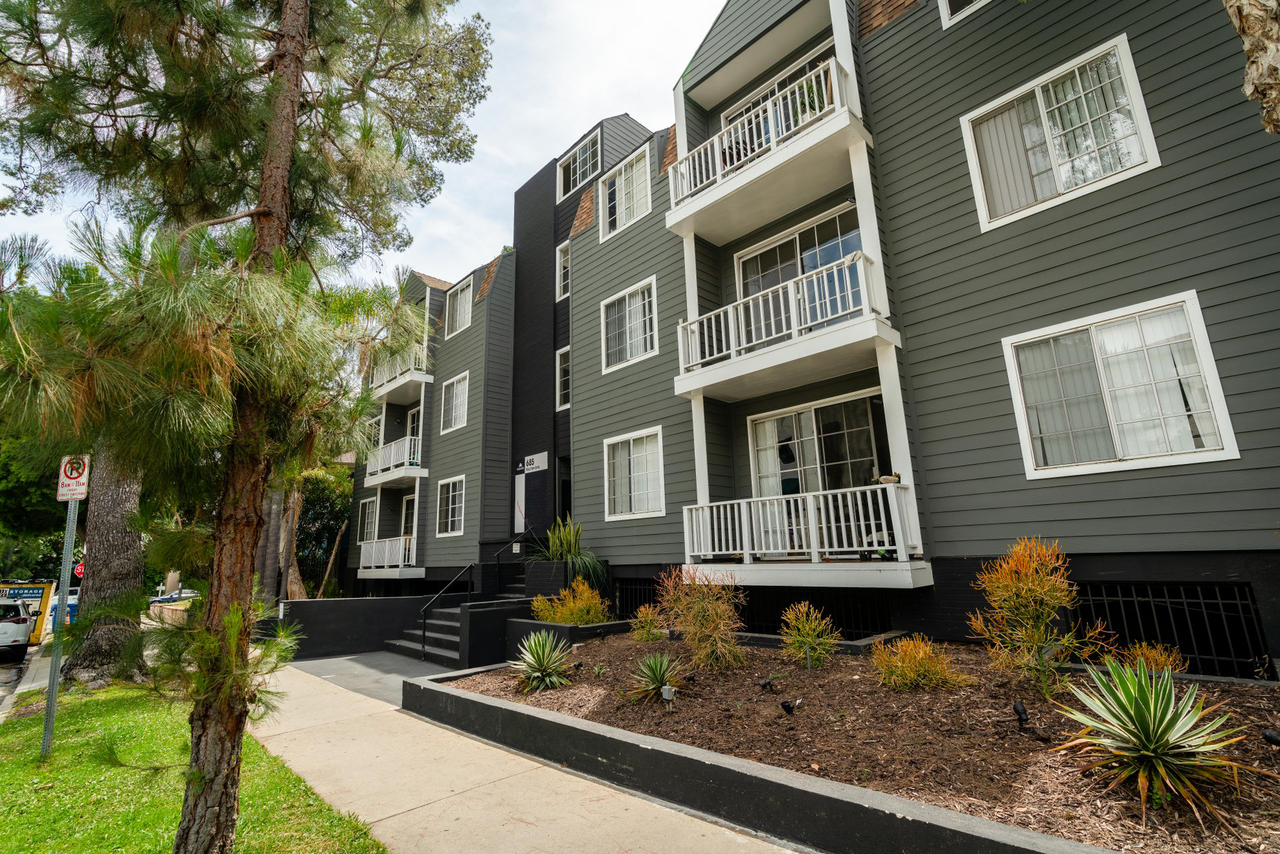 685 Kelton Ave - Photo 2 of 6