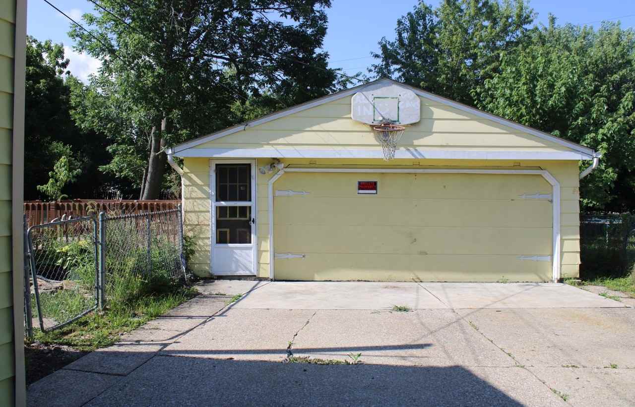 25740 Richards Ave - Photo 6 of 33