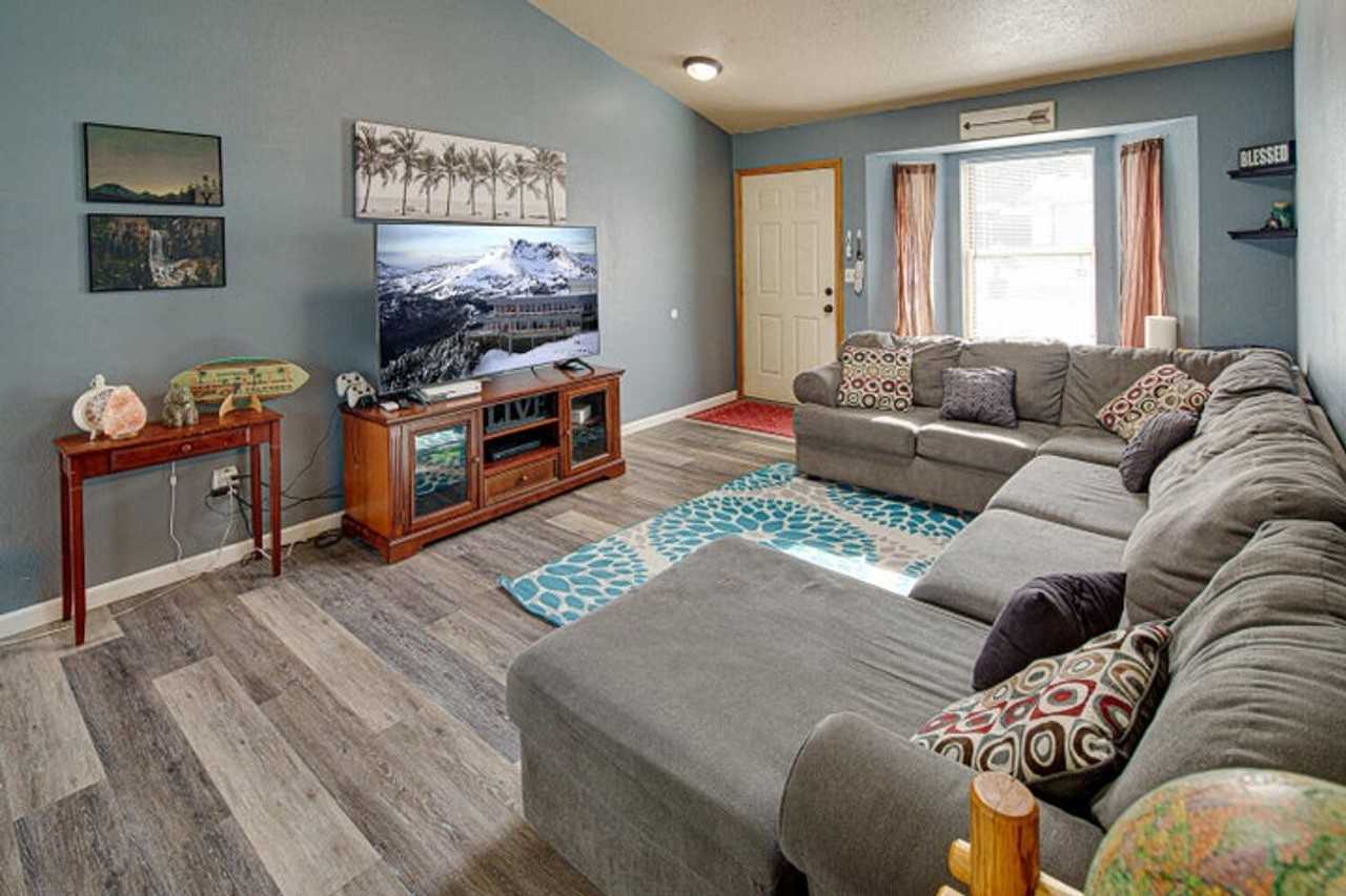 1154 Ne Ulysses Dr - Photo 3 of 47