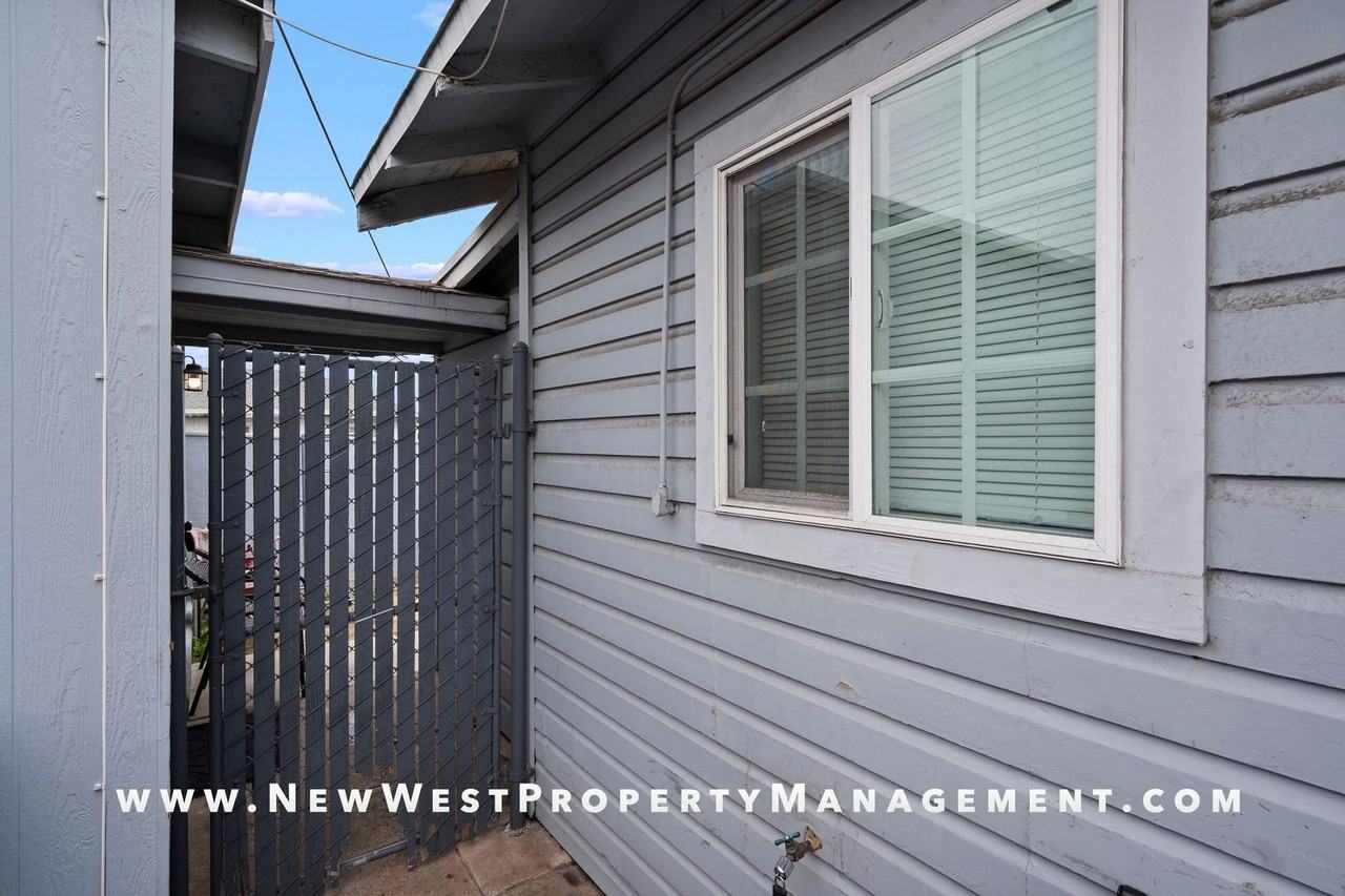 1043 Sampson St #B - Photo 5 of 25