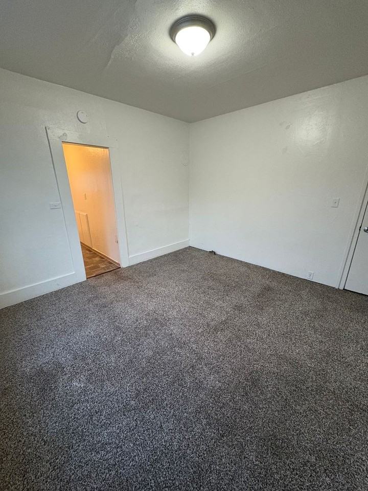 440 N Grape St - Photo 4 of 10