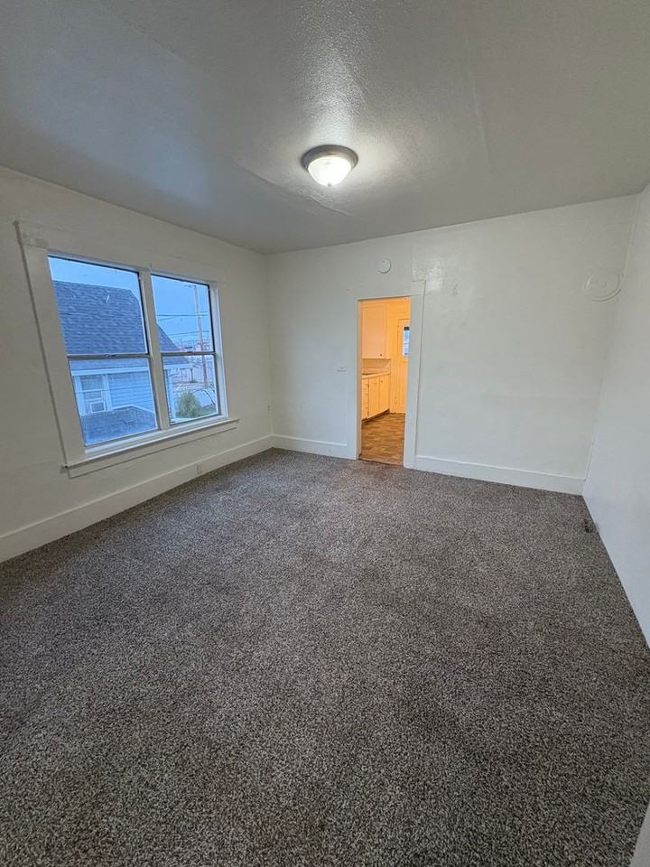 440 N Grape St - Photo 5 of 10