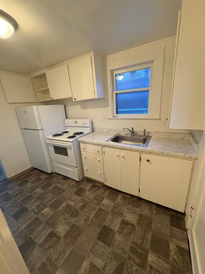 440 N Grape St - Photo 6 of 10